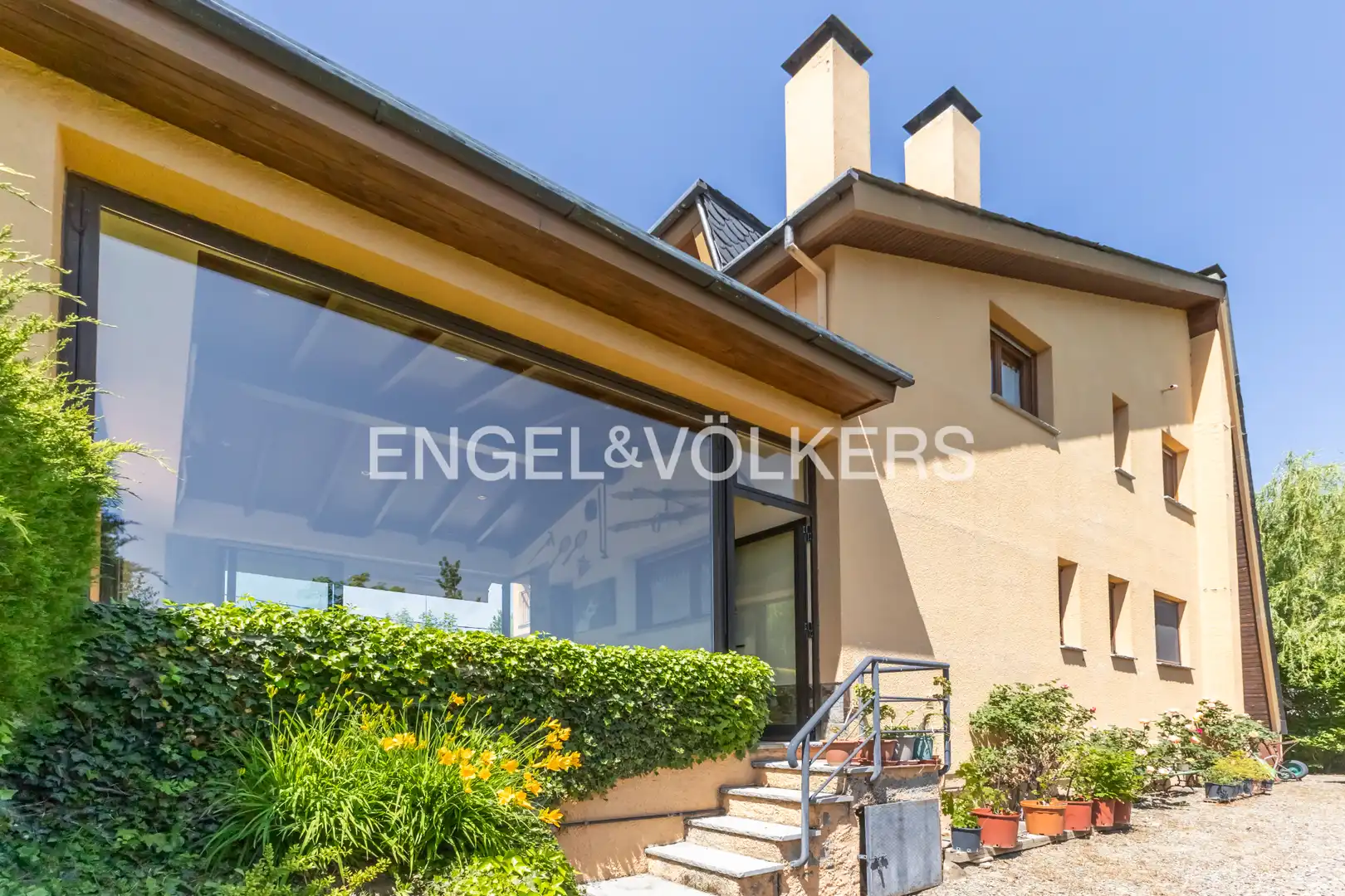 Vista exterior de Casa o xalet en venda en Puigcerdà amb Calefacció, Jardí privat i Parquet