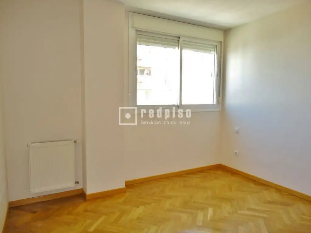 Bedroom of Flat for rent in Madrid  with Air Conditioner, Heating and Private garden