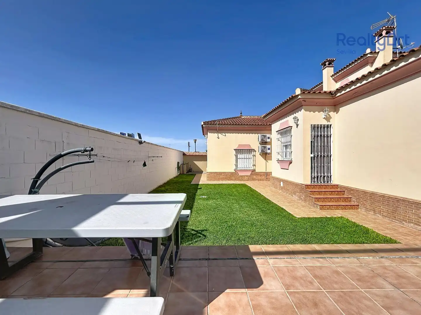 Garden of Houses for sale in Tomares  with Air Conditioner, Heating and Private garden