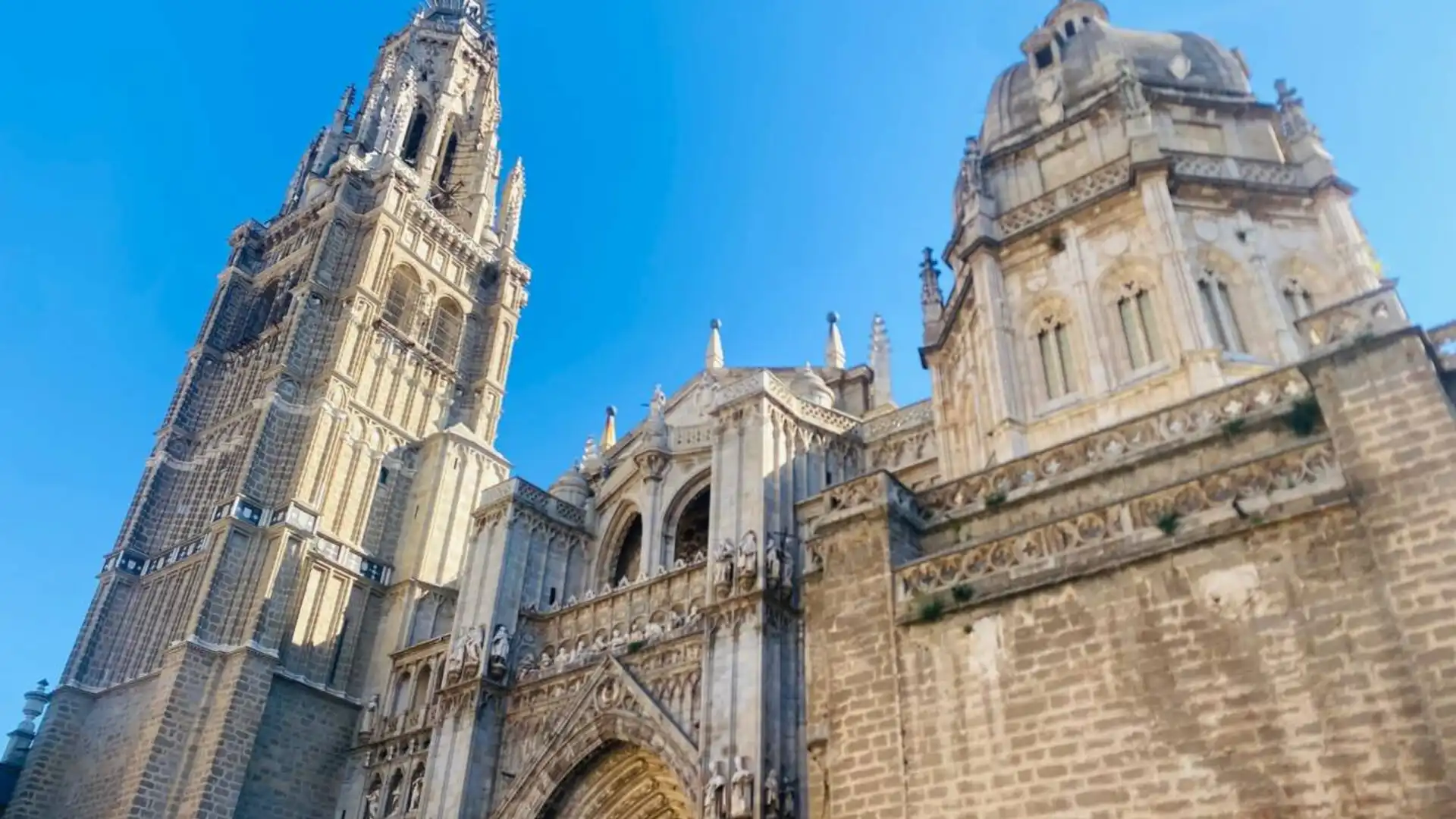 Exterior view of Apartments for sale in  Toledo Capital  with Air Conditioner, Heating and Furnished