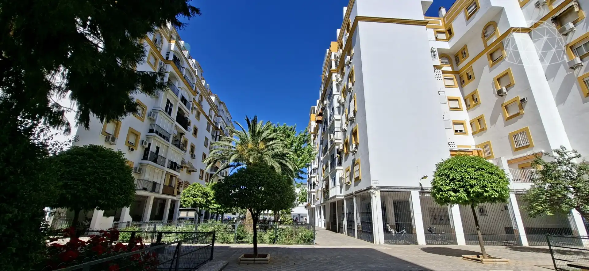 Exterior view of Flat for sale in Sevilla  with Air Conditioner, Private garden and Furnished