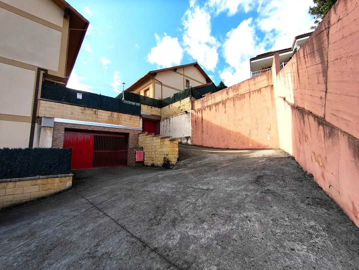 Vista exterior de Casa adosada en venta en Medio Cudeyo con Calefacción, Jardín privado y Terraza