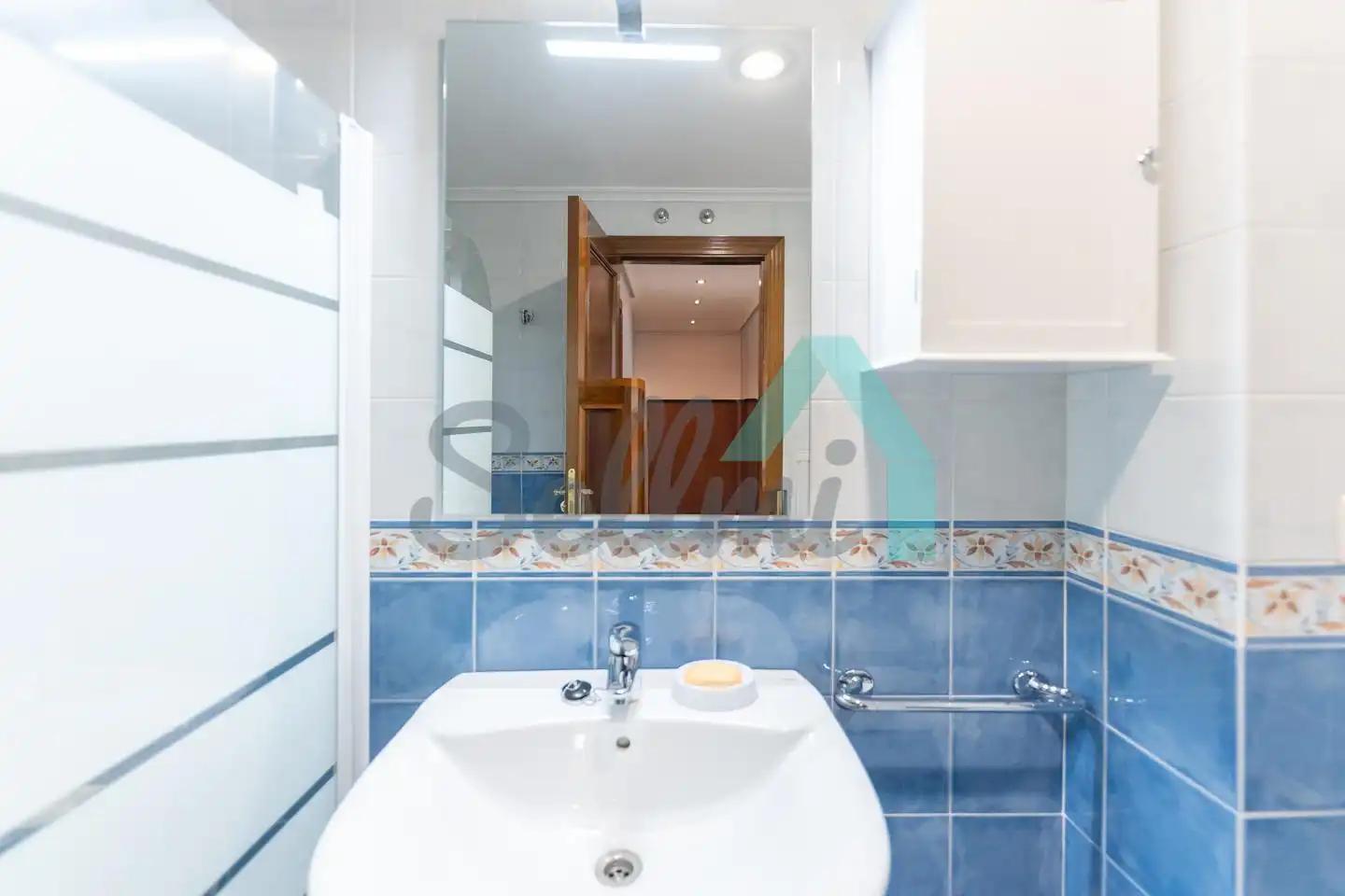 Baño de Piso de alquiler en Oviedo  con Calefacción, Parquet y Terraza