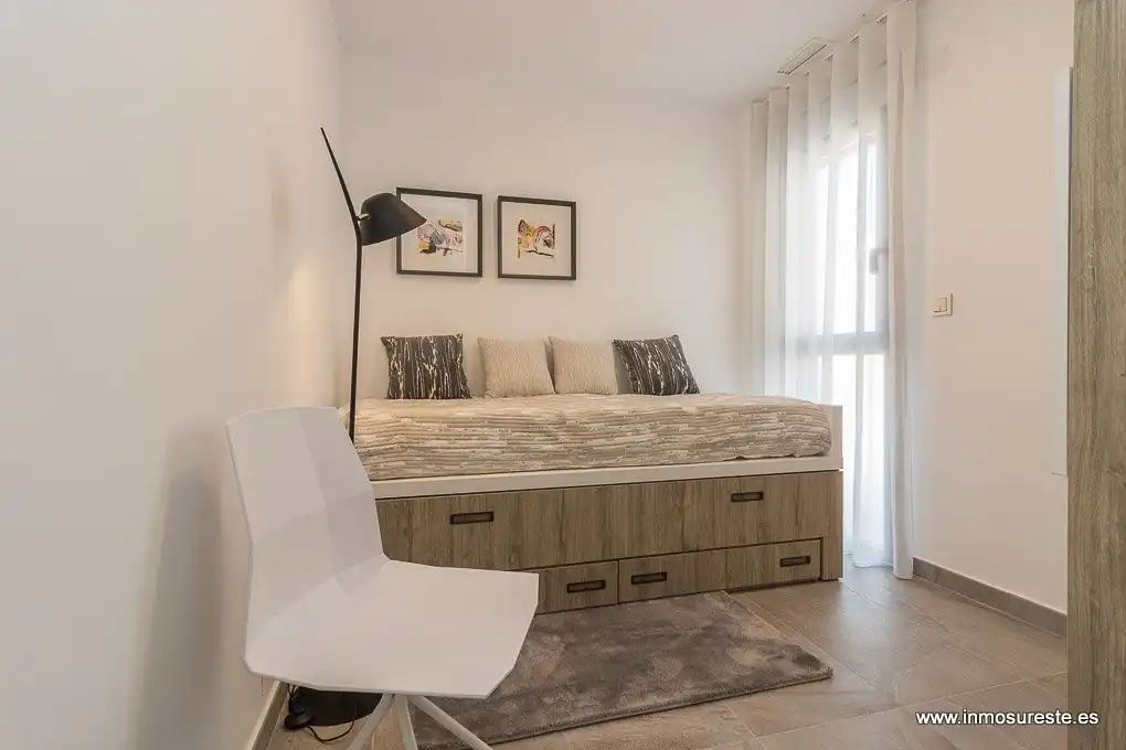 Dormitori de Apartament en venda en Torrevieja amb Jardí privat, Terrassa i Piscina comunitària