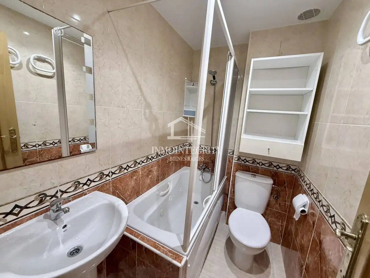 Apartamento con piscina en venta en Avenida Central, imagen 21