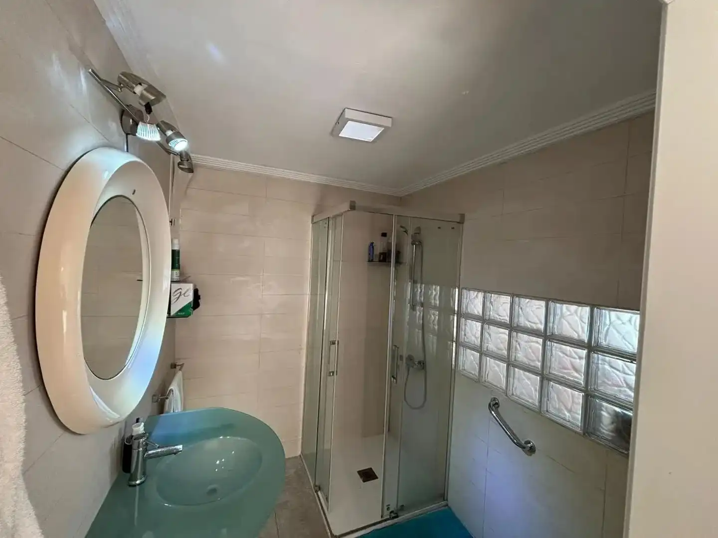 Baño de Estudio de alquiler en El Campello con Aire acondicionado, Calefacción y Terraza