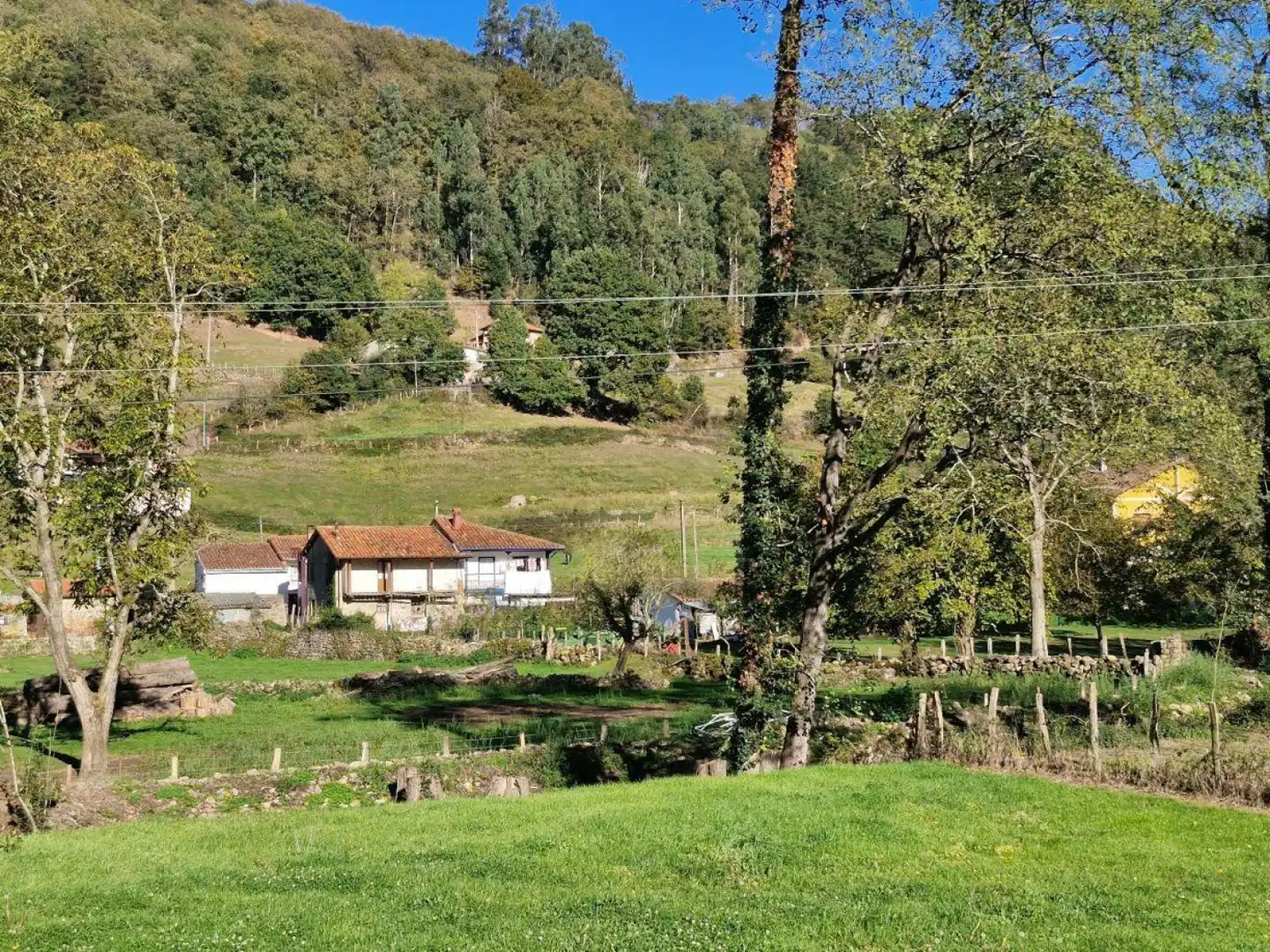 Außenansicht von Einfamilien-Reihenhaus zum Verkauf in Arenas de Iguña mit Privatgarten und Balkon