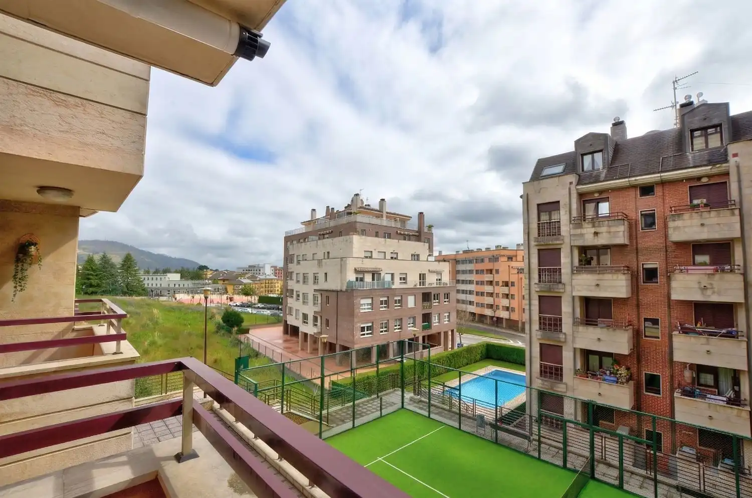 Vista exterior de Piso en venta en Oviedo  con Aire acondicionado, Calefacción y Jardín privado