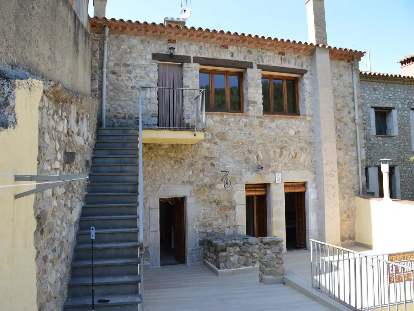 Vista exterior de Casa adosada en venda en Sant Llorenç de la Muga amb Jardí privat, Terrassa i Traster