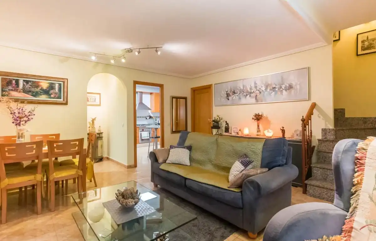 Sala d'estar de Casa adosada en venda en Málaga amb Terrassa i Piscina comunitària