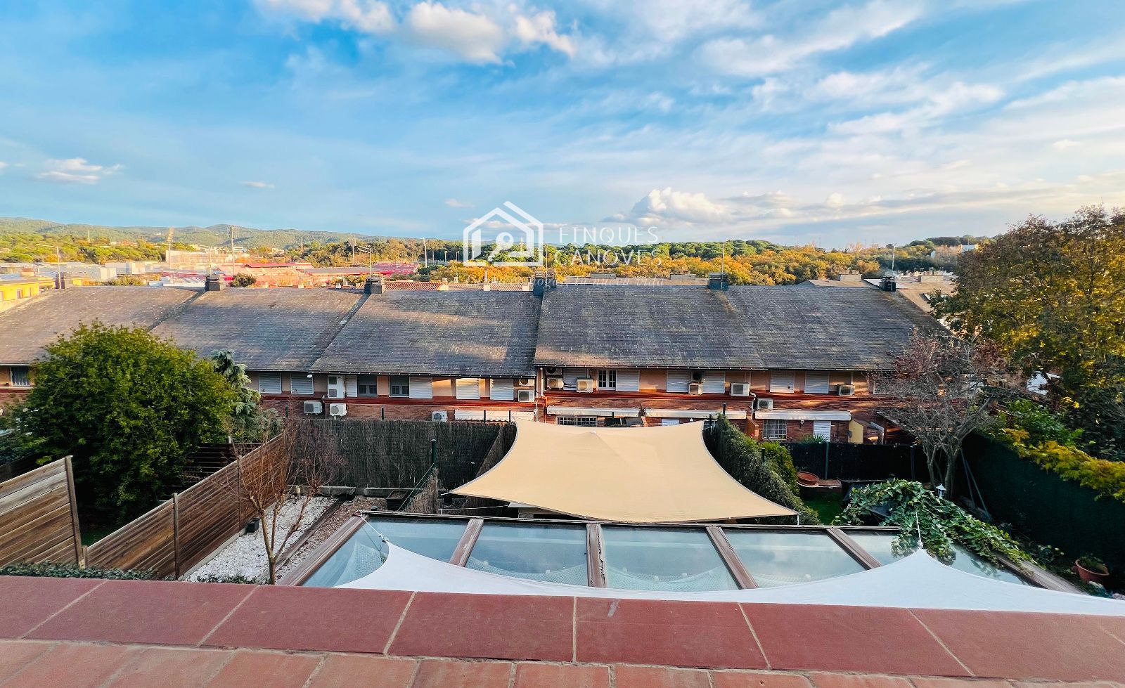 Vista exterior de Casa adosada en venda en Girona Capital amb Aire condicionat, Calefacció i Jardí privat