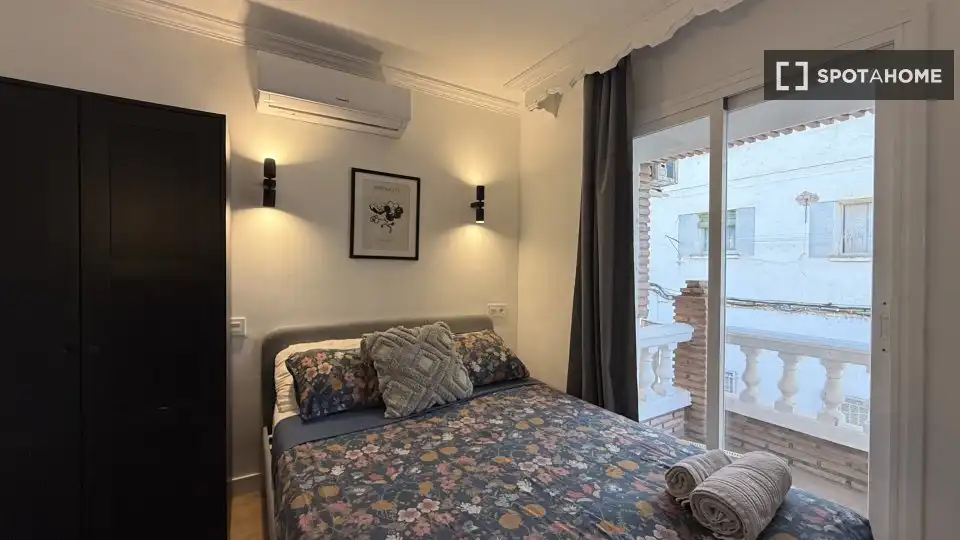 Dormitori de Estudi per a compartir en Granada amb Aire condicionat, Terrassa i Moblat