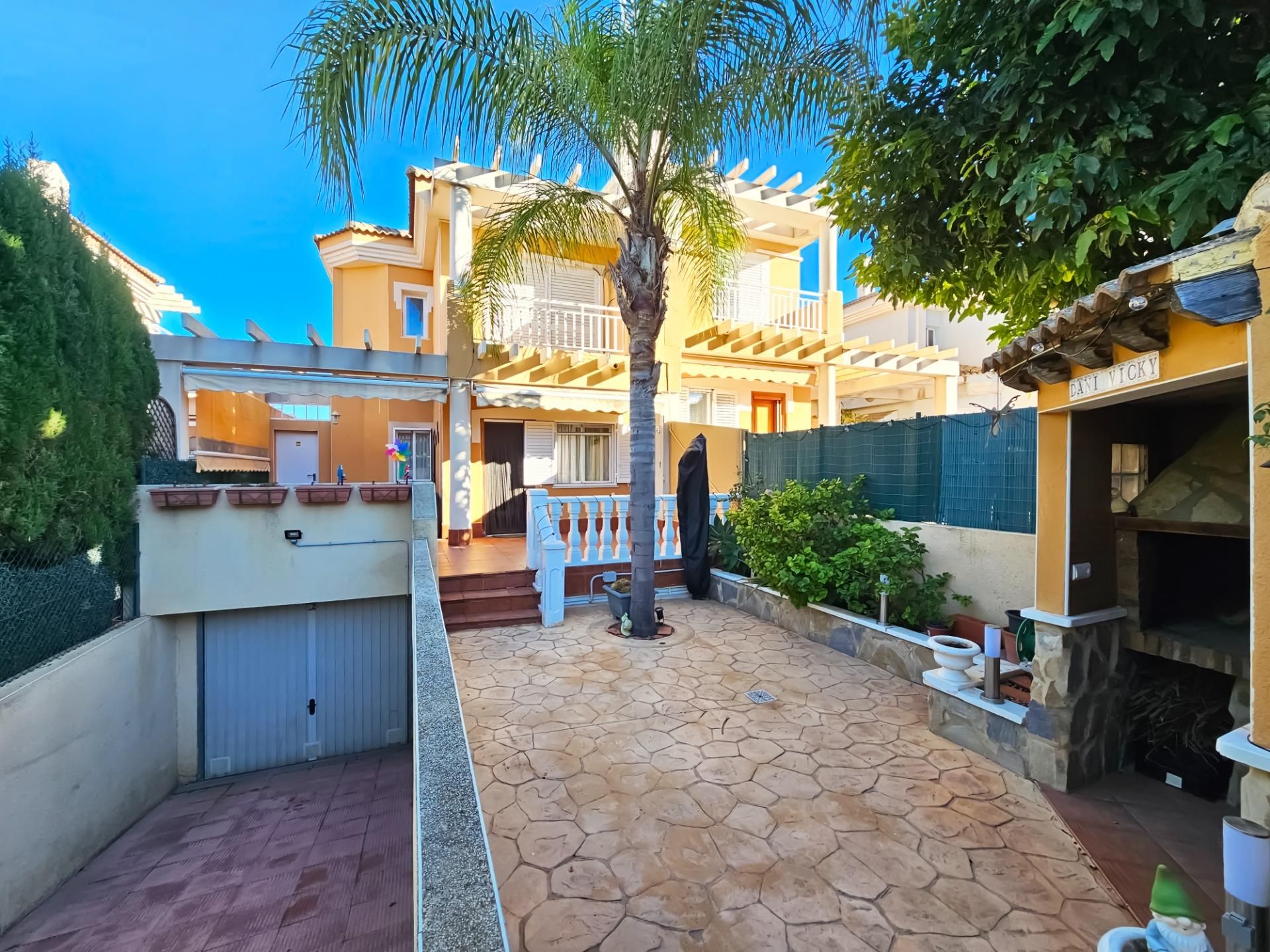 Vista exterior de Casa o xalet en venda en Santa Pola amb Aire condicionat, Jardí privat i Balcó