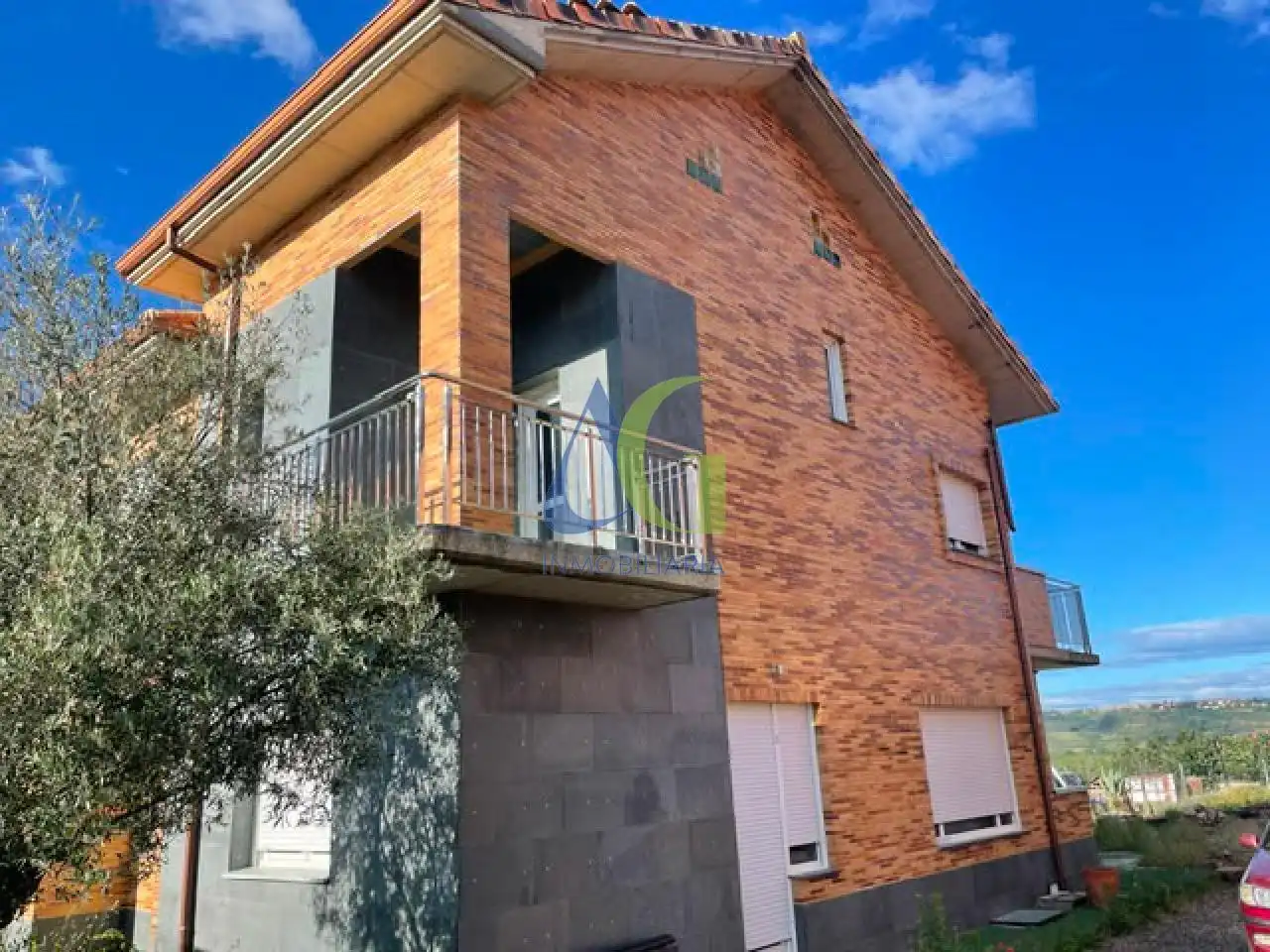 Vista exterior de Casa o xalet en venda en Sariegos amb Calefacció, Jardí privat i Parquet