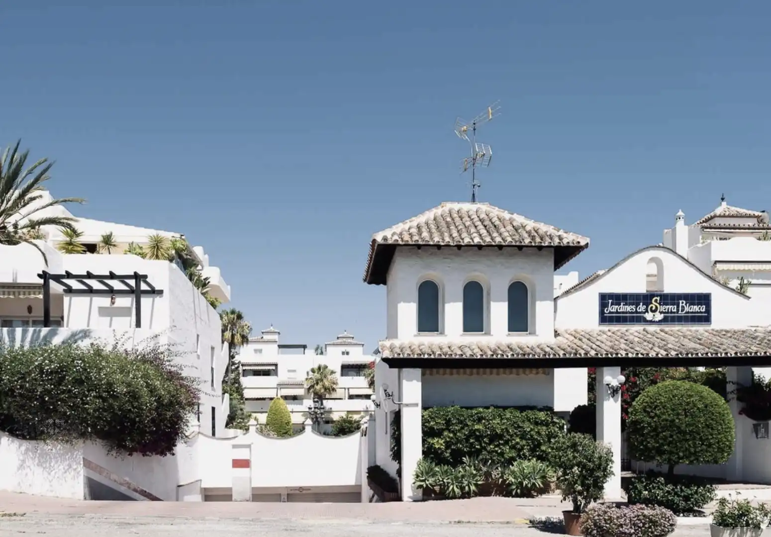 Vista exterior de Planta baixa en venda en Marbella amb Aire condicionat, Calefacció i Terrassa