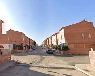 Vista exterior de Casa adosada en venda en Chozas de Canales amb Terrassa