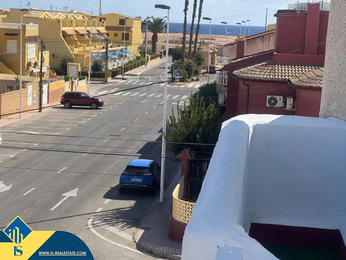 Vista exterior de Casa adosada en venda en Torrevieja amb Calefacció, Jardí privat i Terrassa