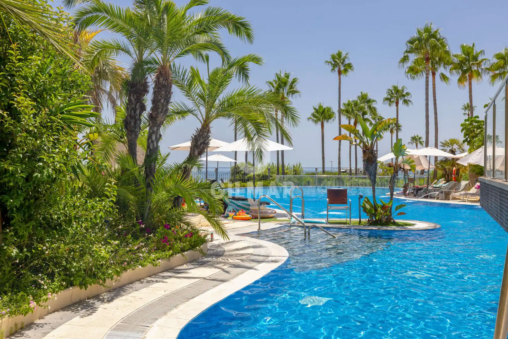 Piscina de Planta baja en venta en Estepona con Calefacción, Jardín privado y Trastero