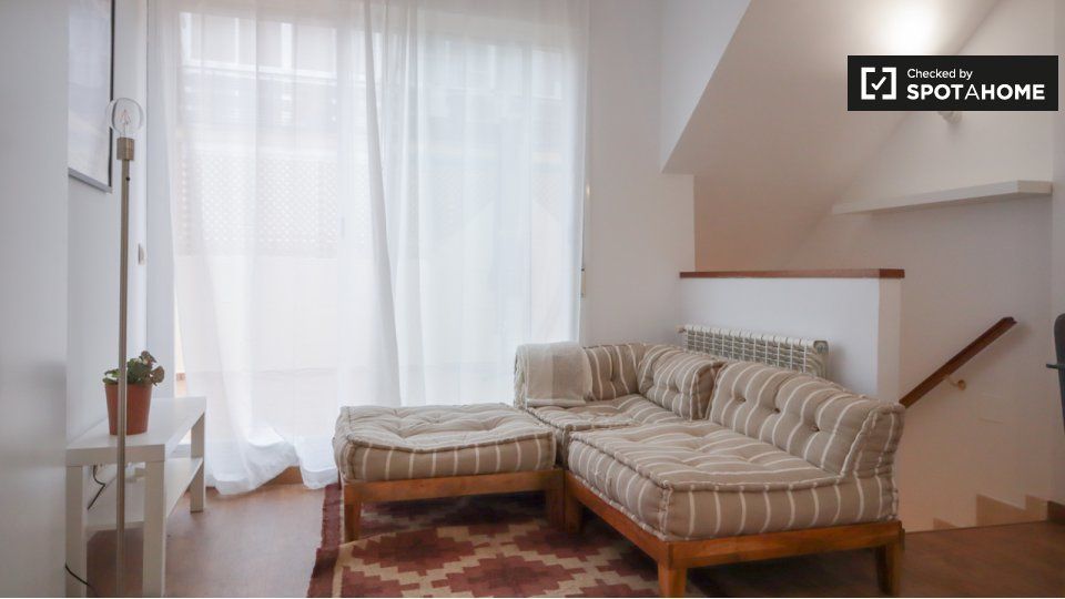 Living room of Flat to rent in  Madrid Capital  with Air Conditioner, Heating and Furnished