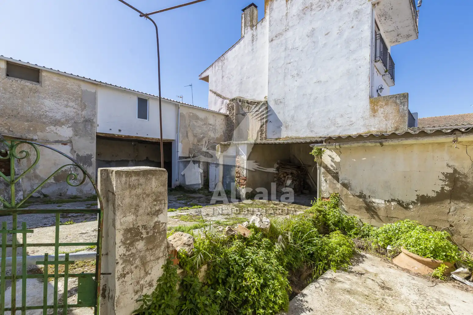 Vista exterior de Casa o xalet en venda en Driebes amb Calefacció, Traster i Balcó