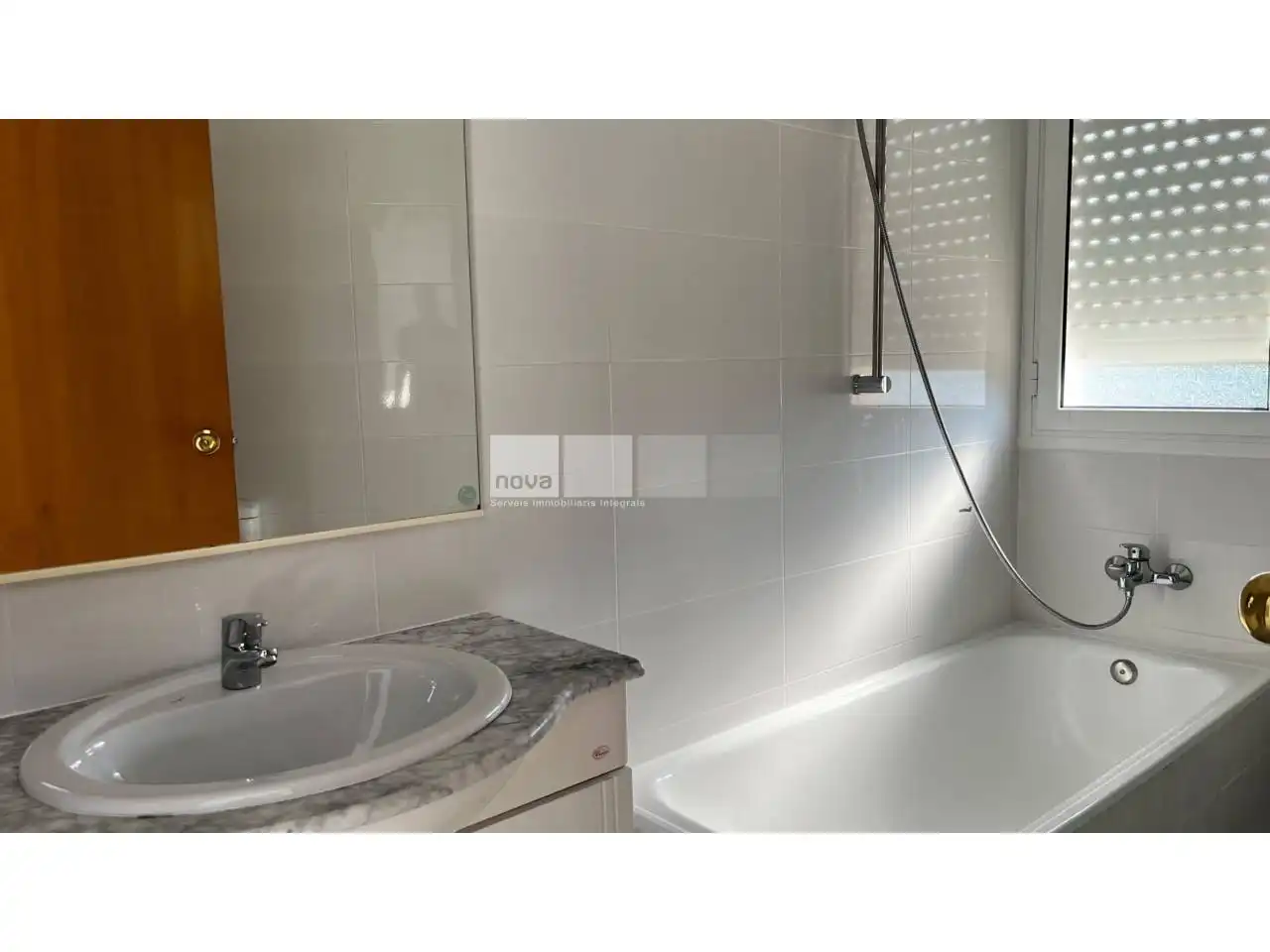 Badezimmer von Wohnung zum Verkauf in Tona mit Heizung und Balkon