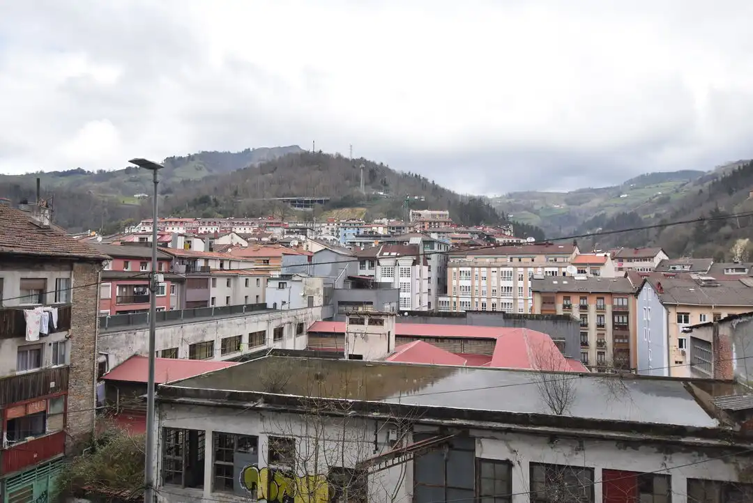 Vista exterior de Dúplex en venda en Eibar amb Calefacció, Traster i Moblat