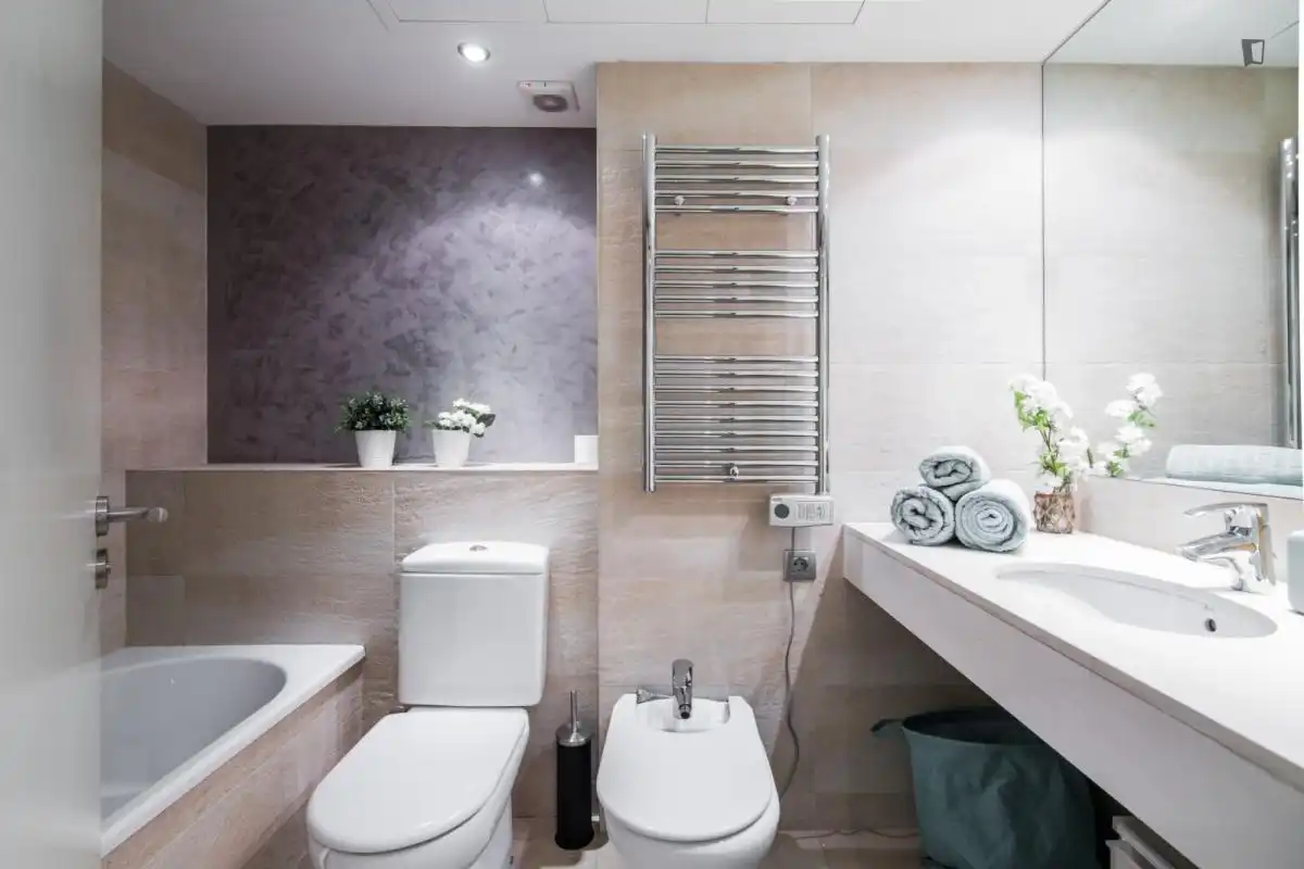 Badezimmer von Wohnungen zur Miete in Barcelona mit Klimaanlage, Heizung und Möbliert