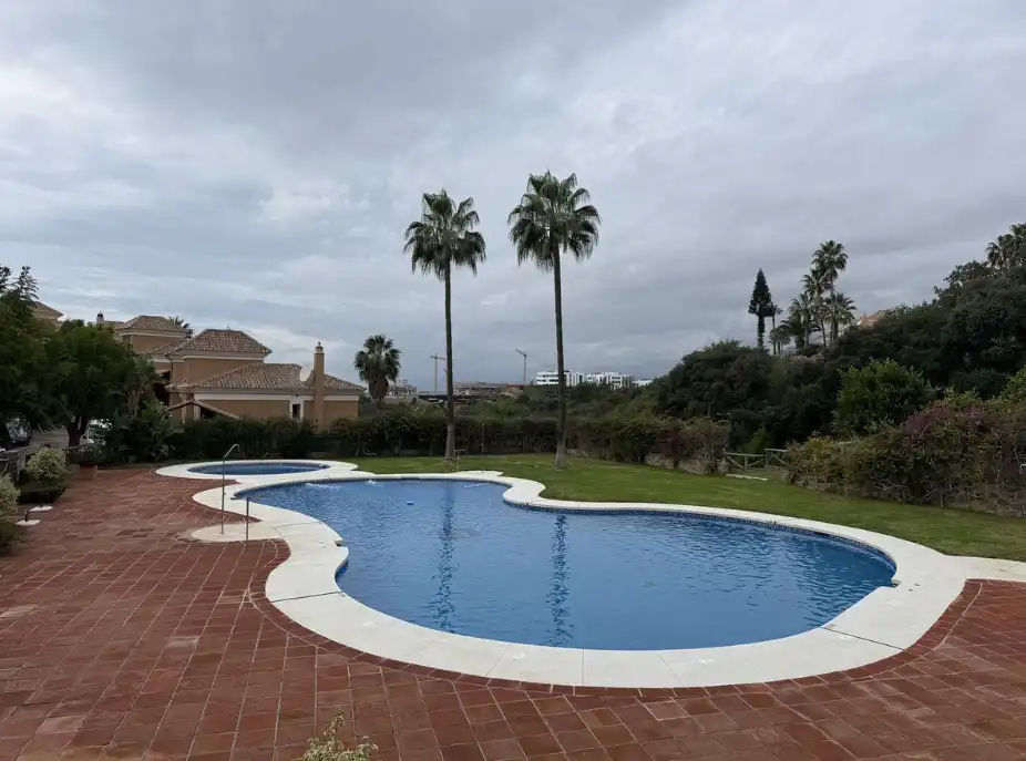 Piscina de Casa adosada en venda en Marbella amb Aire condicionat, Jardí privat i Terrassa
