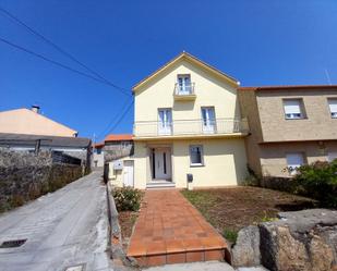 Vista exterior de Casa o xalet de lloguer en Ribeira amb Terrassa i Balcó