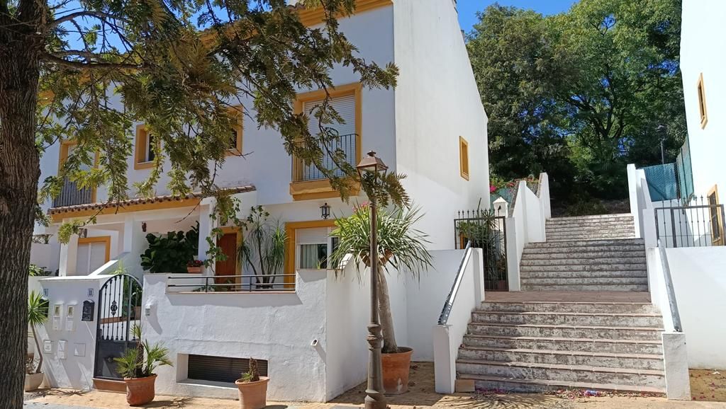 Vista exterior de Casa adosada en venta en Estepona con Aire acondicionado, Calefacción y Jardín privado