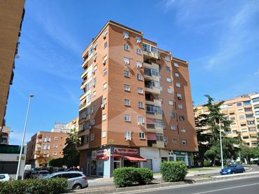 Pis amb balcó en venda a Avenida Juan Pereda Pila