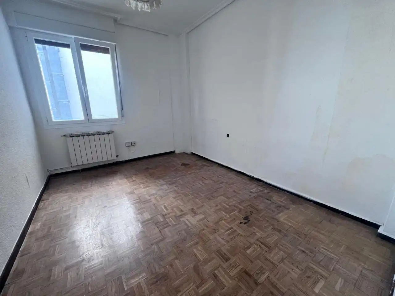 Dormitori de Pis en venda en Vitoria - Gasteiz amb Calefacció, Parquet i Traster
