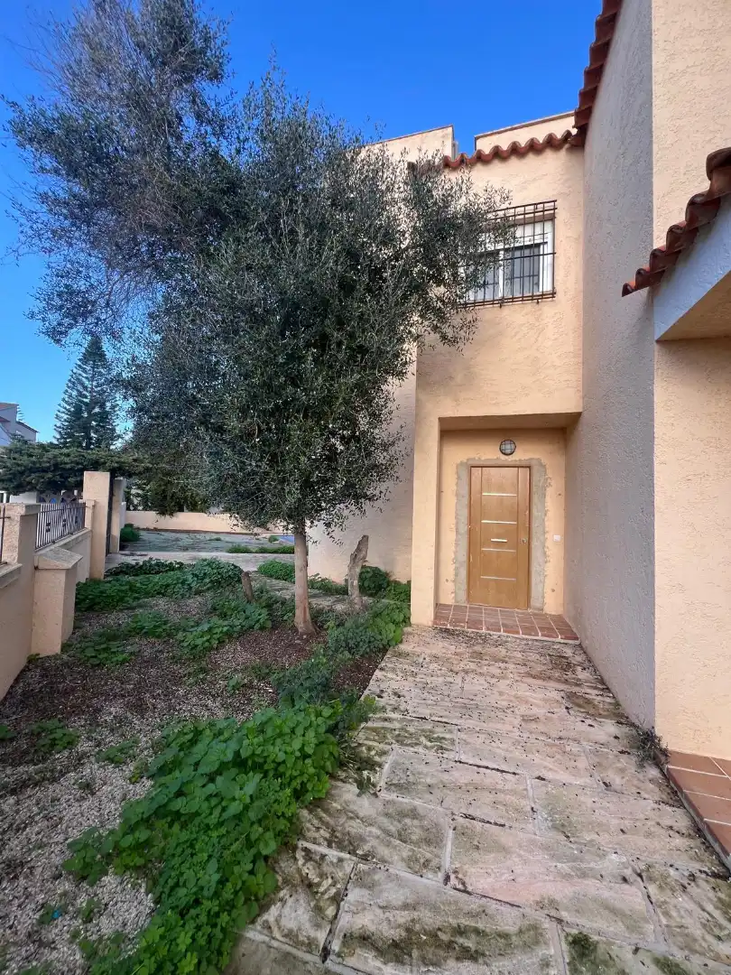 Vista exterior de Casa adosada en venda en Llucmajor amb Jardí privat, Terrassa i Piscina