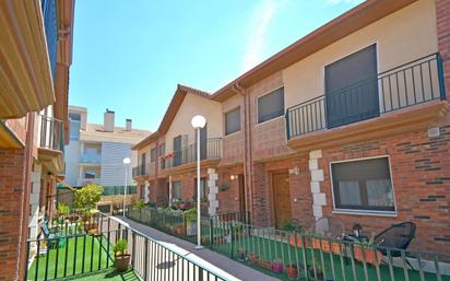 Vista exterior de Casa o xalet en venda en Cuarte de Huerva amb Calefacció, Parquet i Terrassa