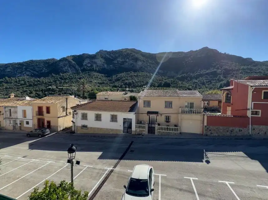 Außenansicht von Einfamilien-Reihenhaus zum Verkauf in Alcalalí mit Klimaanlage, Privatgarten und Terrasse