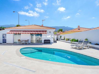 Vista exterior de Casa o xalet en venda en Adeje amb Aire condicionat, Terrassa i Piscina