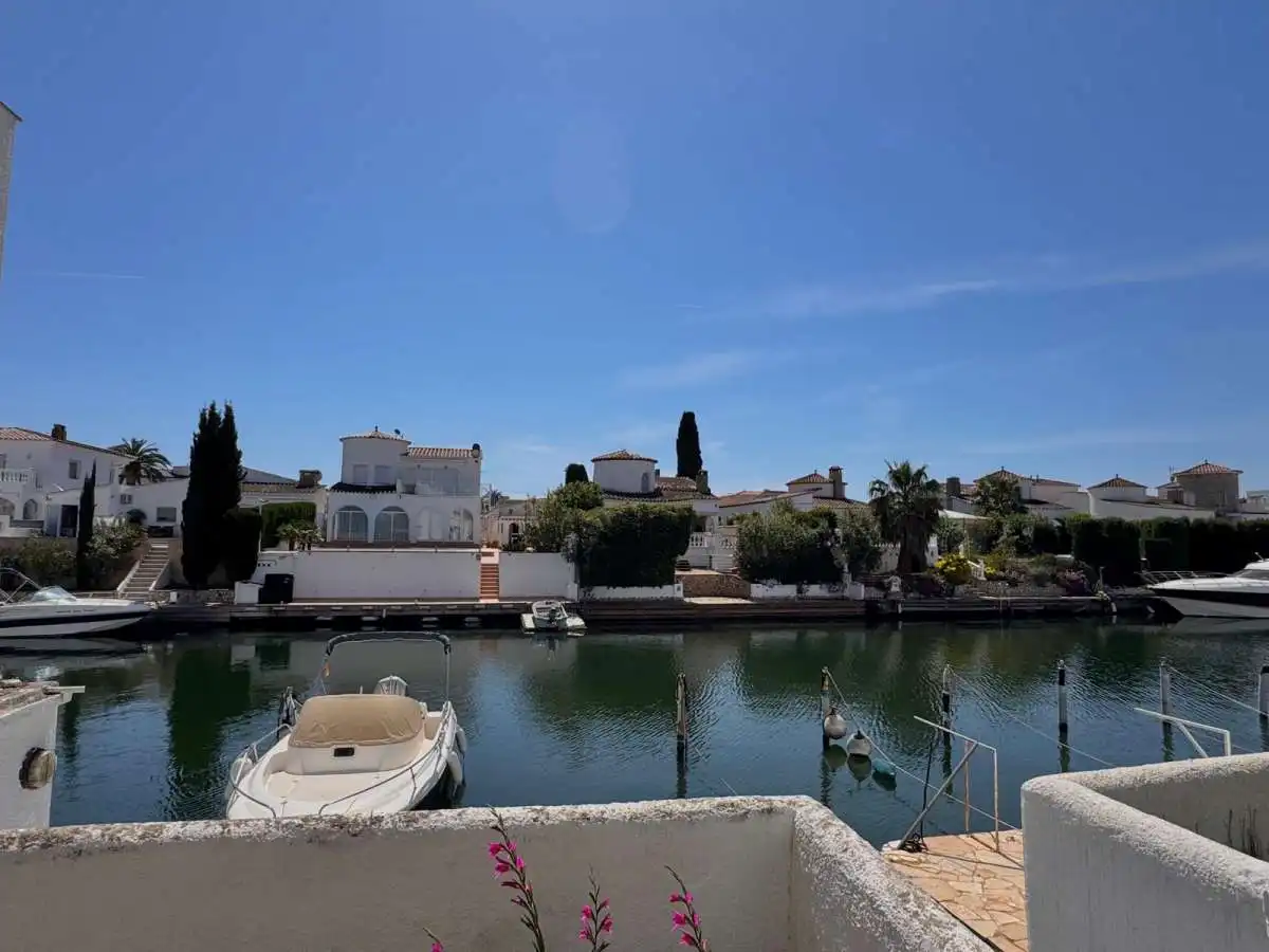 Vista exterior de Casa o chalet en venta en Empuriabrava con Terraza