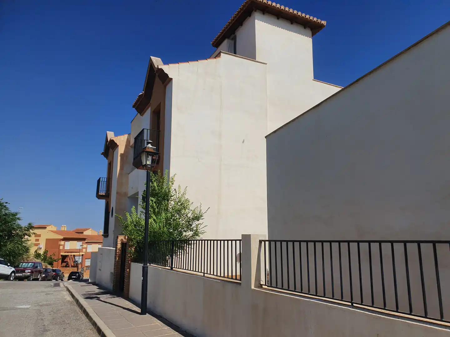 Vista exterior de Casa adosada en venda en Guadix amb Terrassa, Traster i Moblat