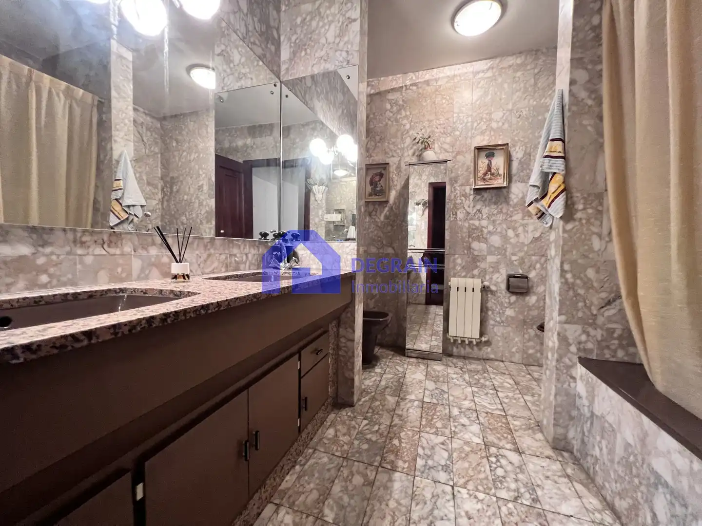 Baño de Piso en venta en Oviedo  con Terraza y Trastero