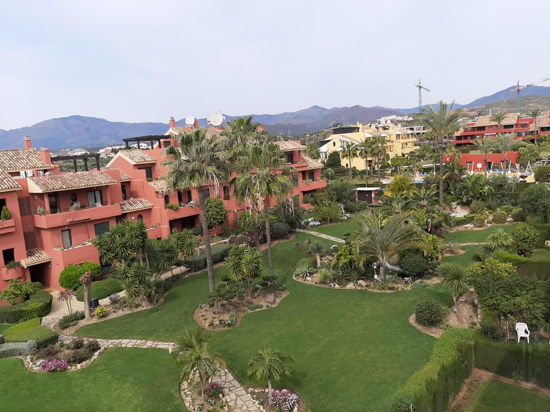 Vista exterior de Àtic de lloguer en Estepona amb Aire condicionat, Calefacció i Jardí privat