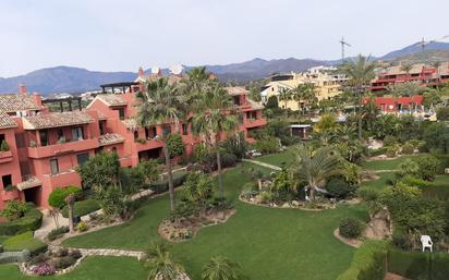 Vista exterior de Àtic de lloguer en Estepona amb Aire condicionat, Calefacció i Jardí privat