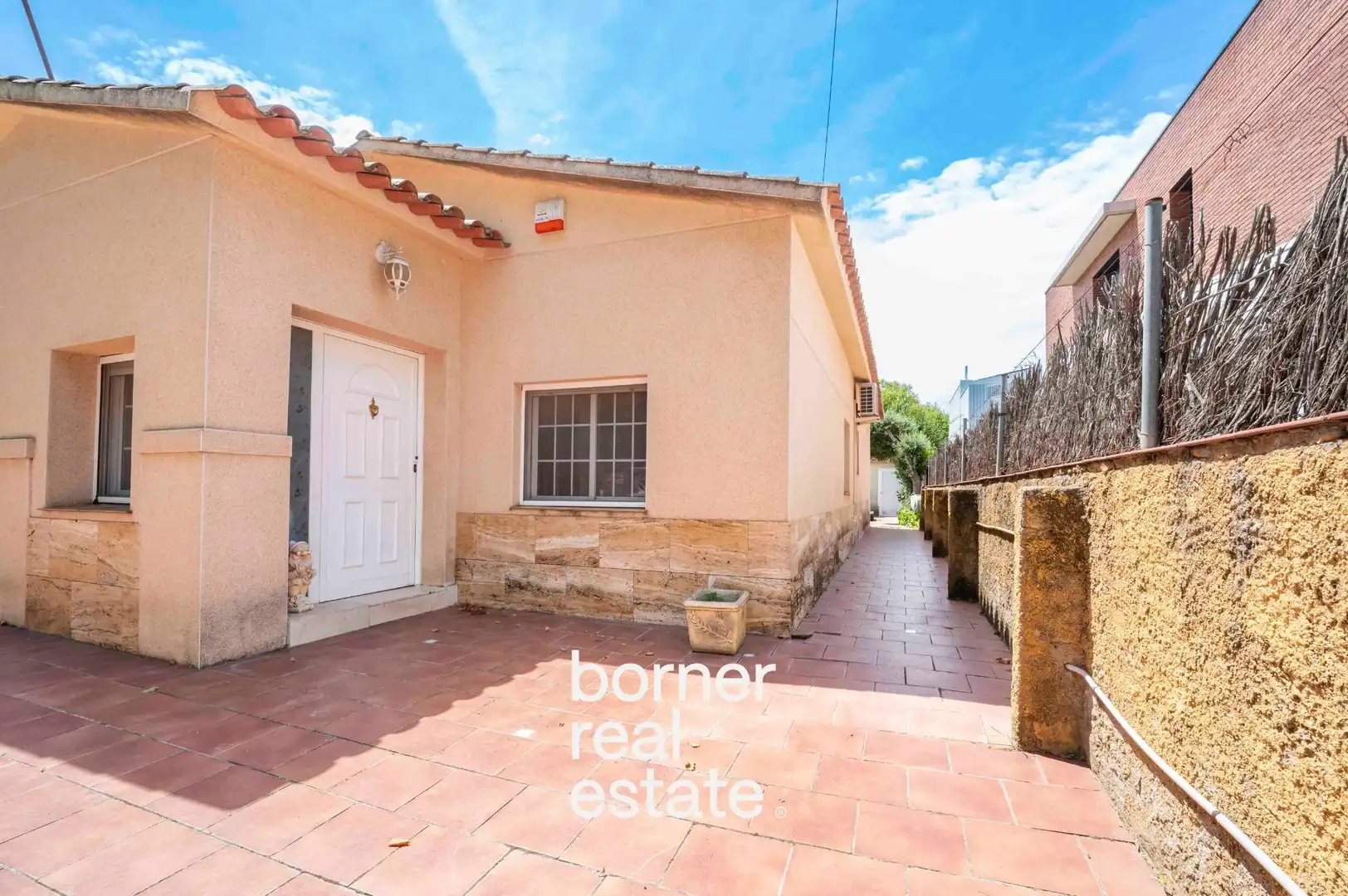 Vista exterior de Casa o xalet en venda en Sant Cugat del Vallès amb Aire condicionat, Calefacció i Jardí privat