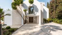Vista exterior de Casa o xalet en venda en Marbella amb Aire condicionat, Jardí privat i Terrassa