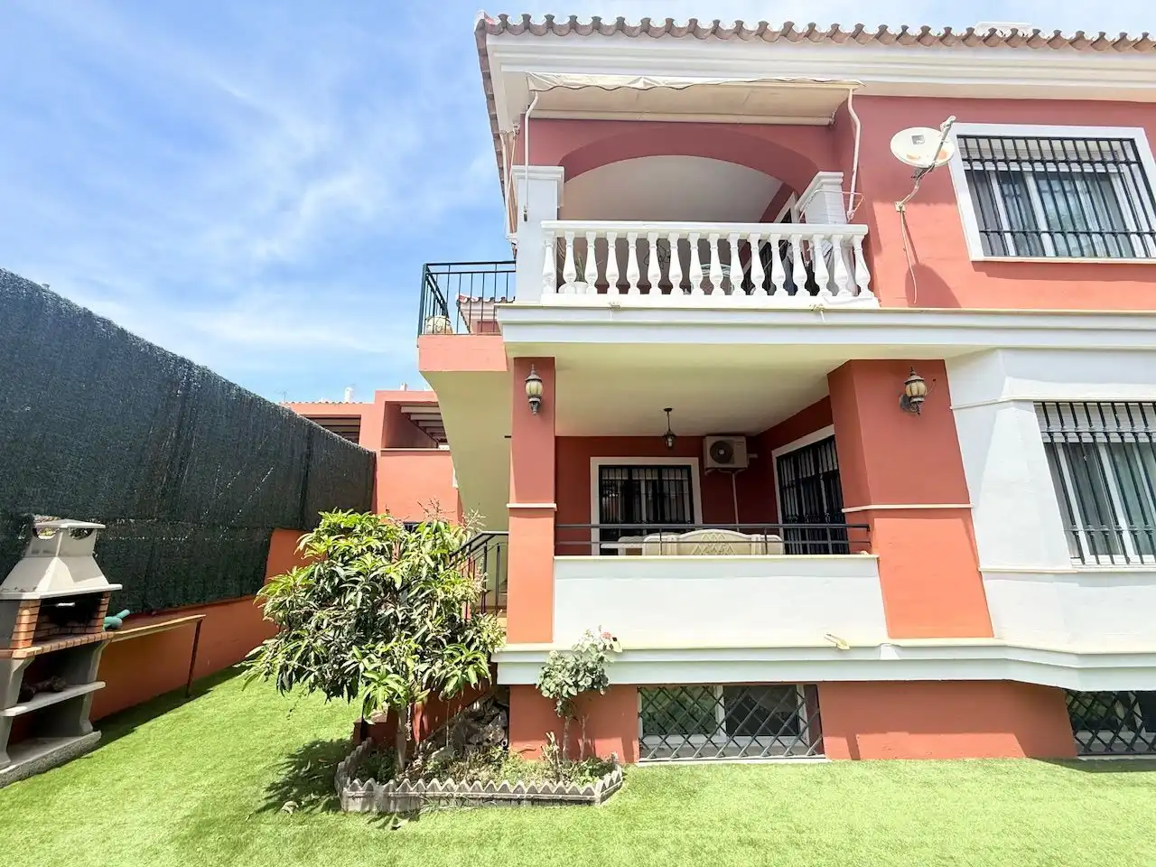 Vista exterior de Casa o xalet en venda en Vélez-Málaga amb Aire condicionat, Calefacció i Jardí privat