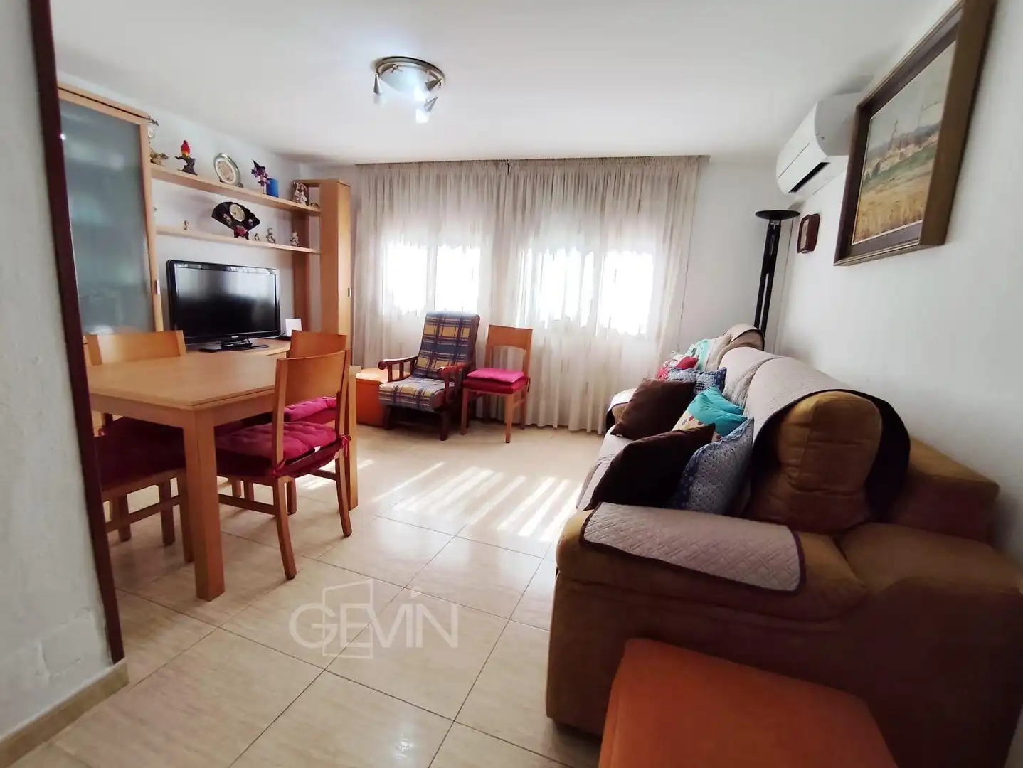 Sala de estar de Piso en venta en Santa Perpètua de Mogoda con Aire acondicionado, Calefacción y Trastero