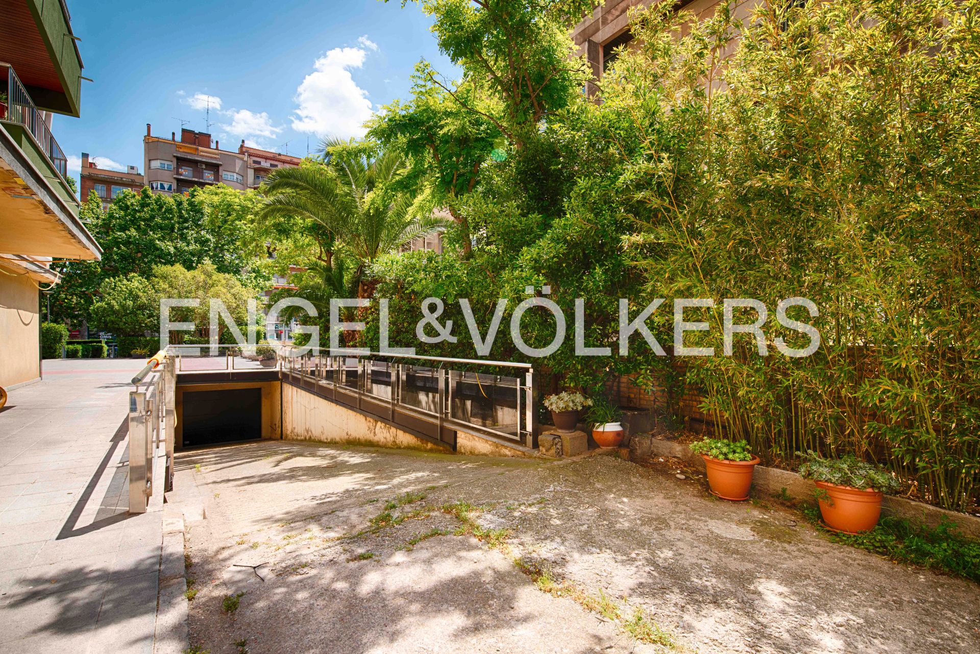 Exterior view of Garage for sale in Figueres