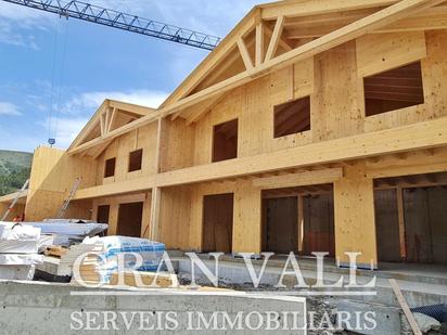 Vista exterior de Casa adosada en venda en Bellver de Cerdanya amb Terrassa i Balcó