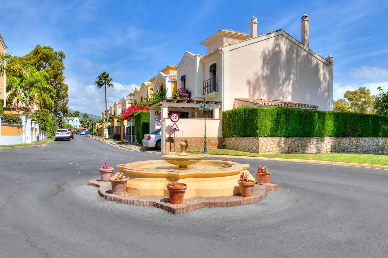 Vista exterior de Casa o chalet en venta en Marbella con Terraza y Piscina comunitaria