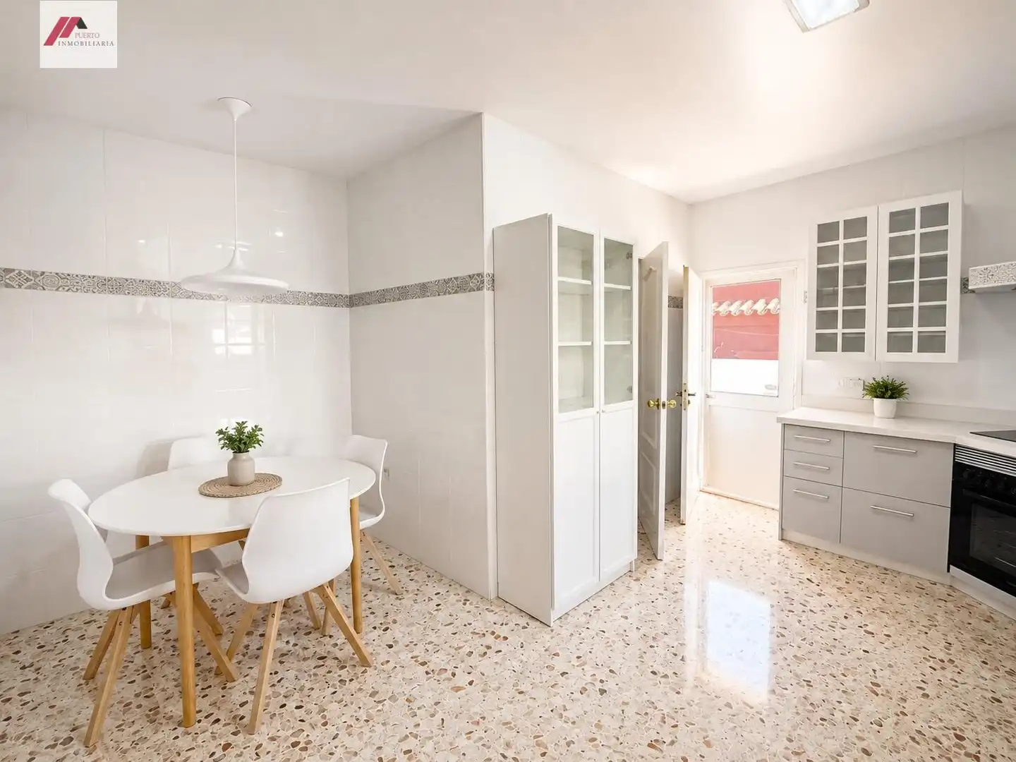 Cuina de Casa o xalet en venda en El Puerto de Santa María amb Aire condicionat, Jardí privat i Traster