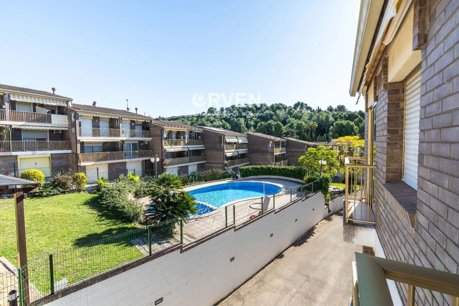 Schwimmbecken von Einfamilien-Reihenhaus zum Verkauf in Tarragona mit Klimaanlage, Heizung und Terrasse
